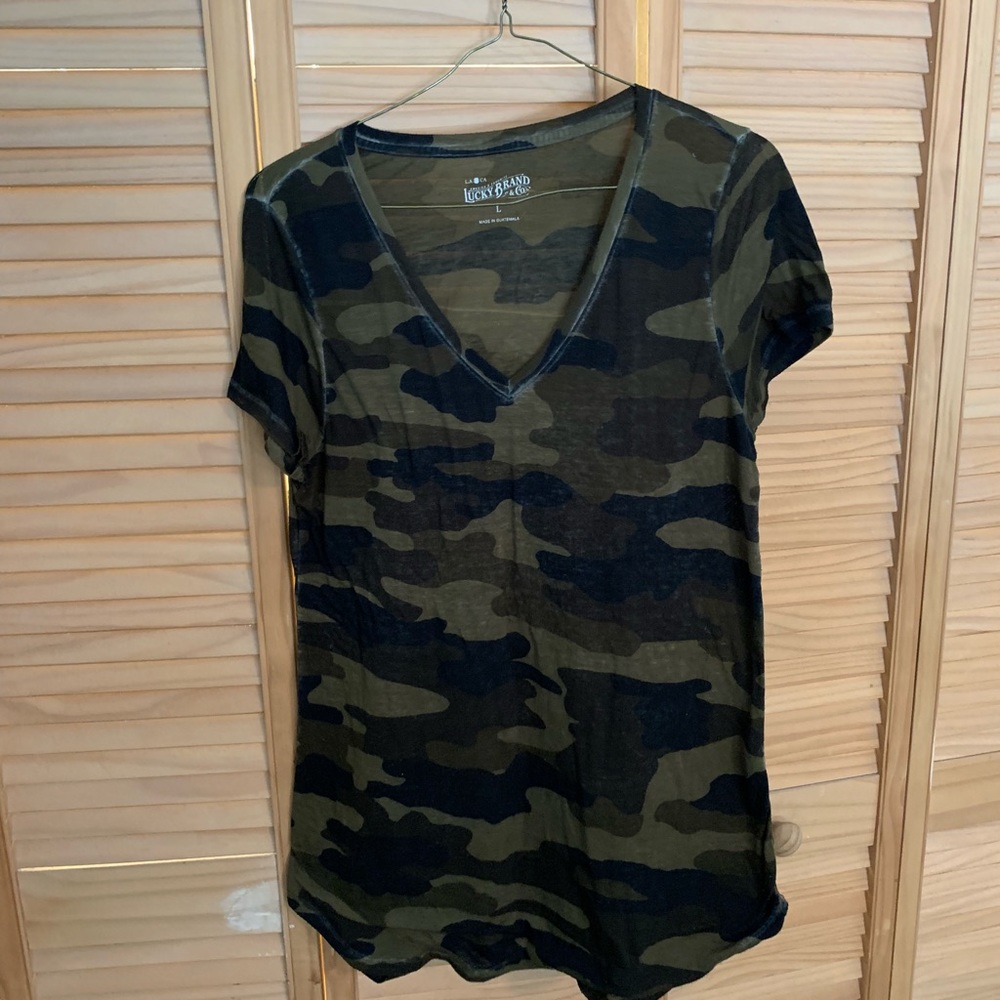 Lucky Brand camo v neck sz L